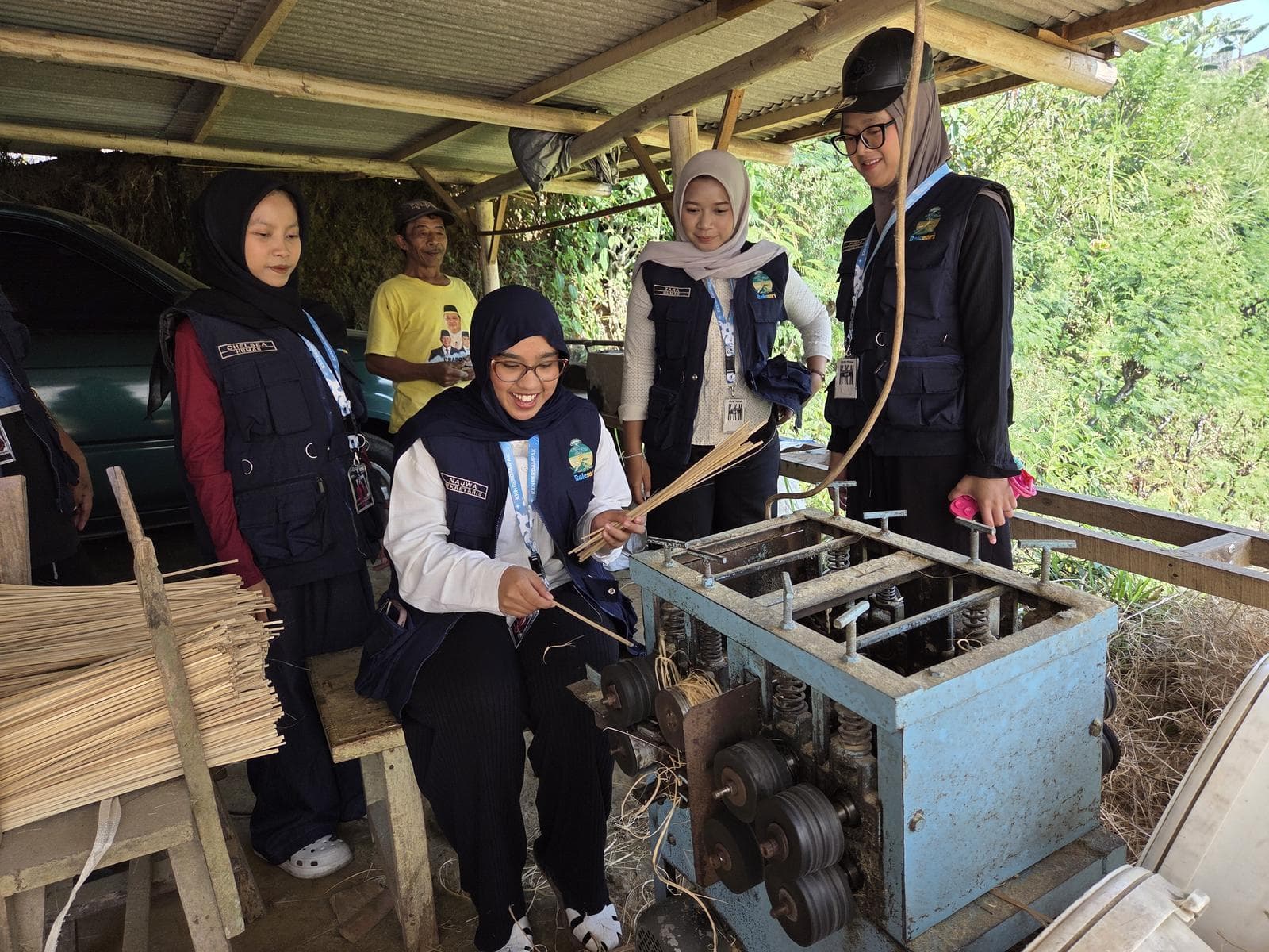 Warga menyerut bambu menjadi biting di teras rumah
