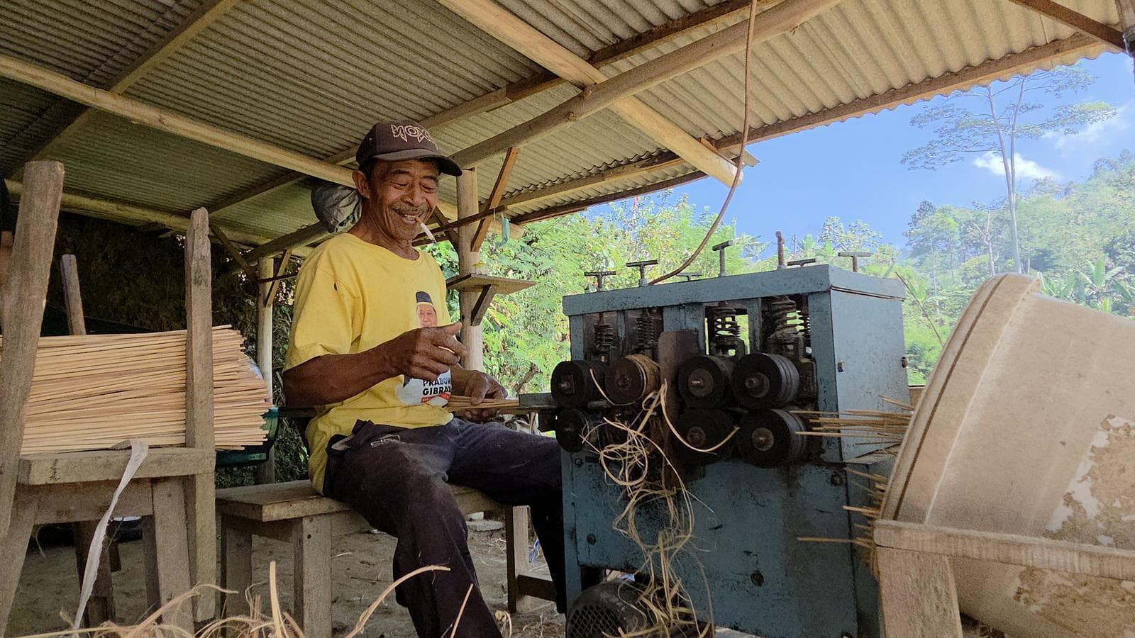 Ikatan biting bambu hasil serutan tangan pengrajin Dusun Segelan, Desa Balesari