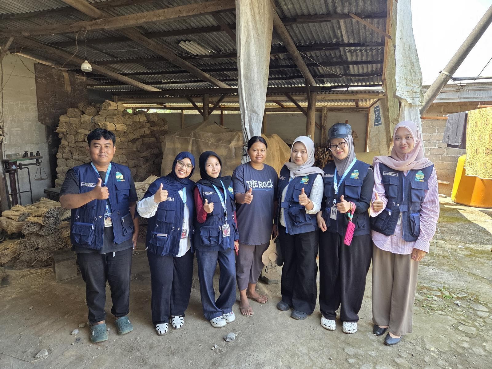 Warga Dusun Segelan menyerut bambu menjadi biting di teras rumah