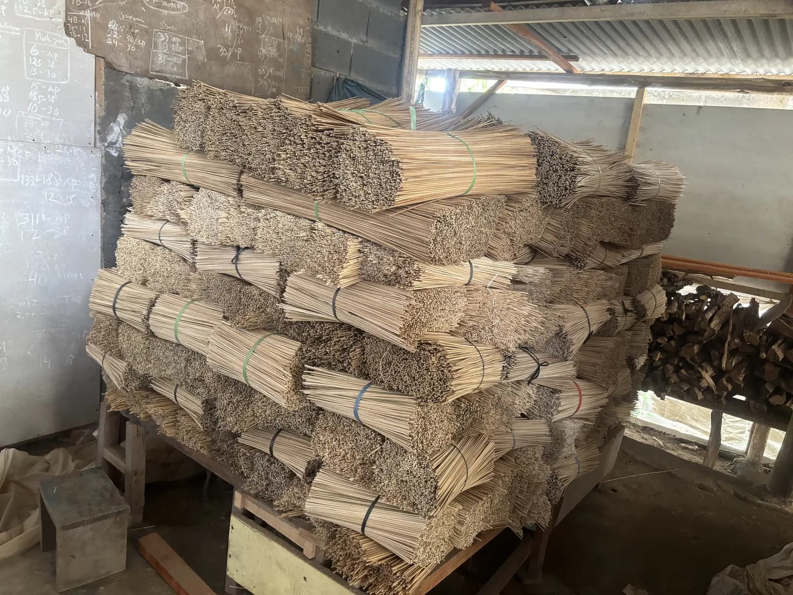 Warga mengikat biting bambu yang sudah jadi ke dalam bal