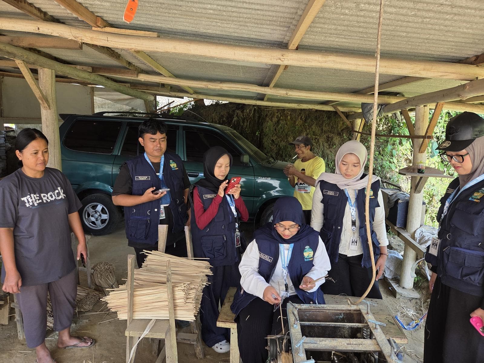 Warga menyerut bambu menjadi biting di teras rumah