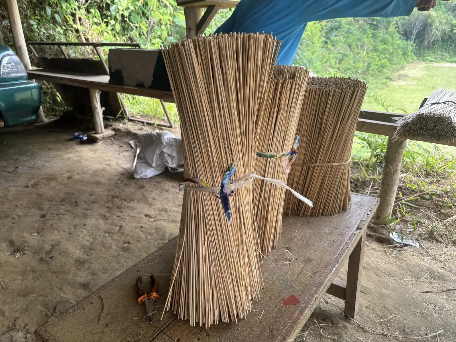 Pembakaran batok kelapa menjadi arang di Dusun Segelan